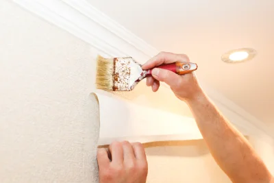 Pose de papier peint à Meslan — revêtements muraux et toiles de verre